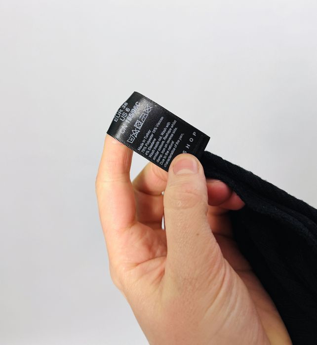 Czarna sukienka prążkowana midi M 38