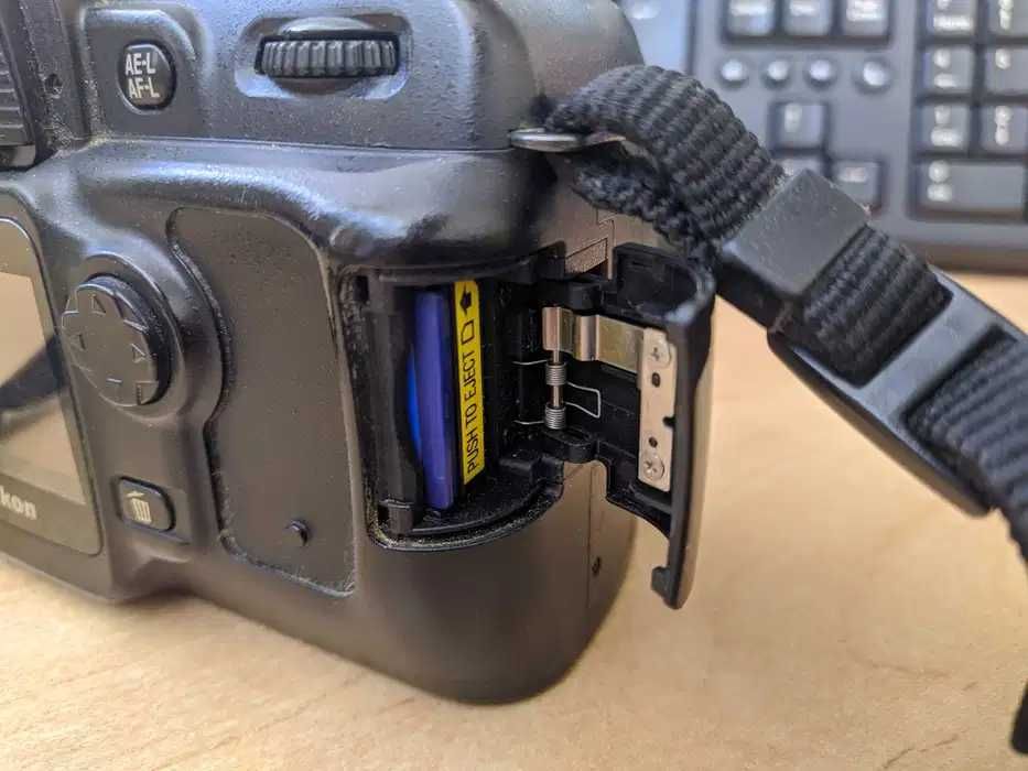 Дзеркальний фотоапарат Nikon D50 на запчастини або під ремонт