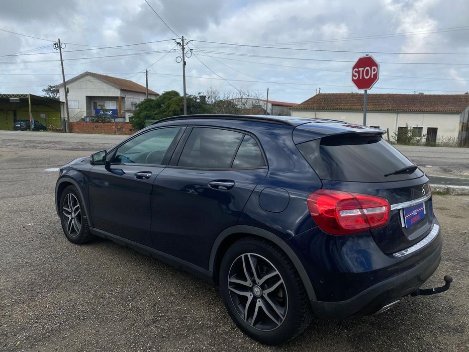 Mercedes GLA 180D (Automático)