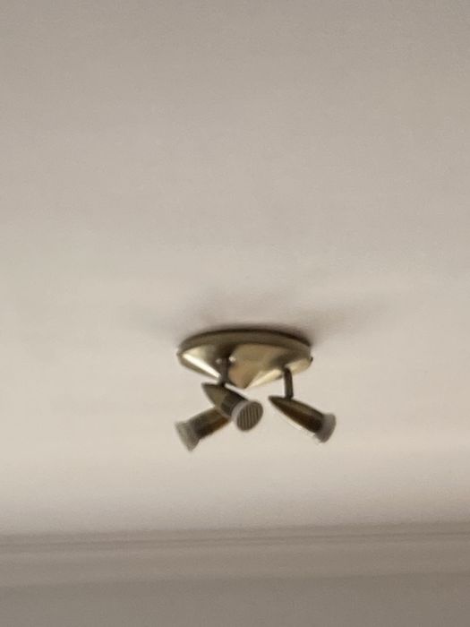 Projetores em tons de dourado escuro