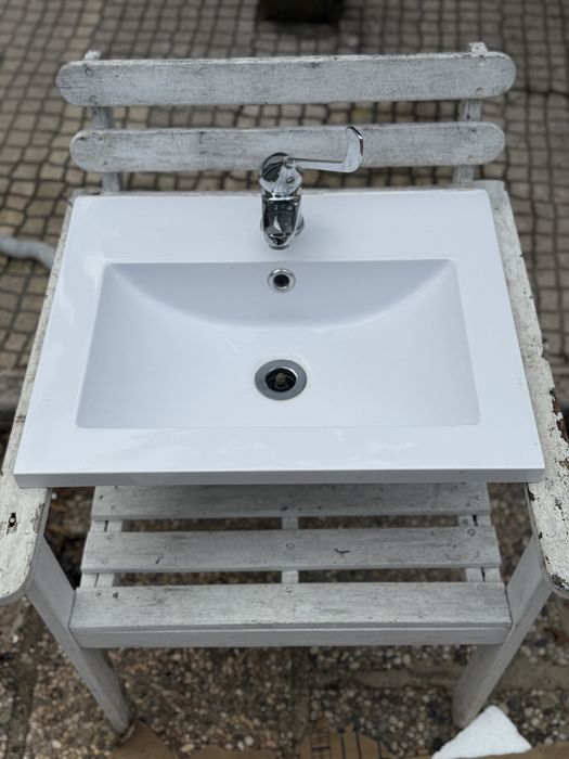 Vendo lavatório branco com torneira incluída