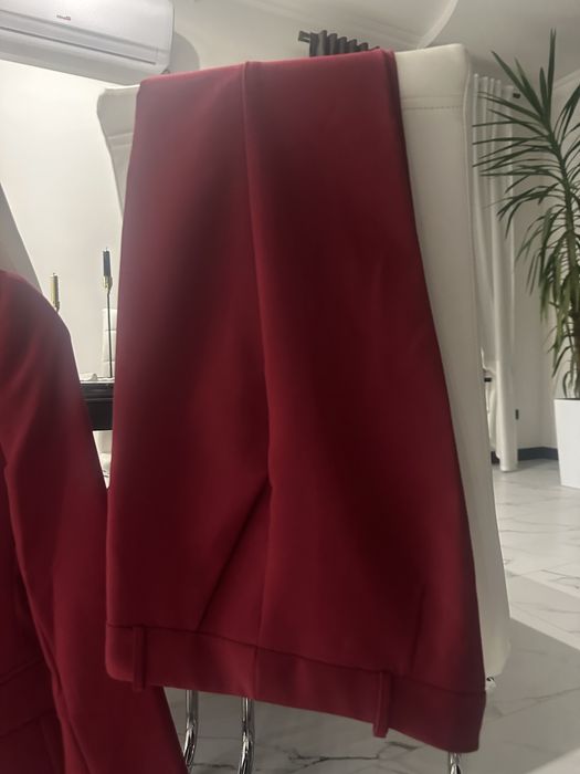 Шикарный  костюм для девушки . Придаст уверенность и настроения.