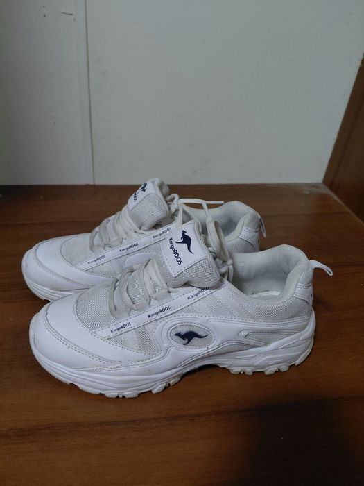 Білі спортивні кросівки