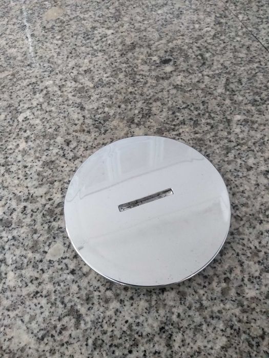 Tampa der aperto para sifão de casa de banho