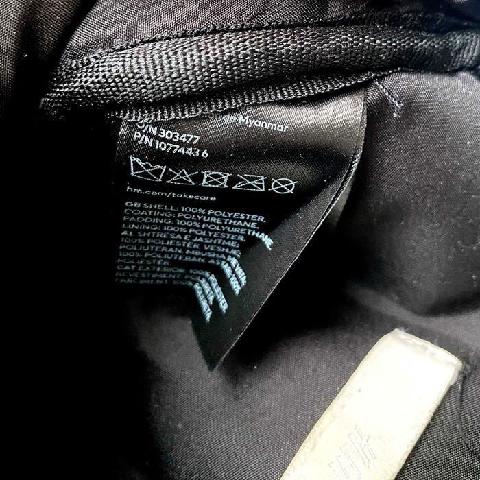 Чорна стьобана сумка-кросбоді H&M.