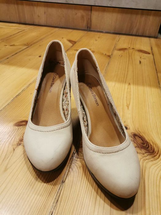 Kremowe buty na szerokim obcasie Clara Barson r. 38