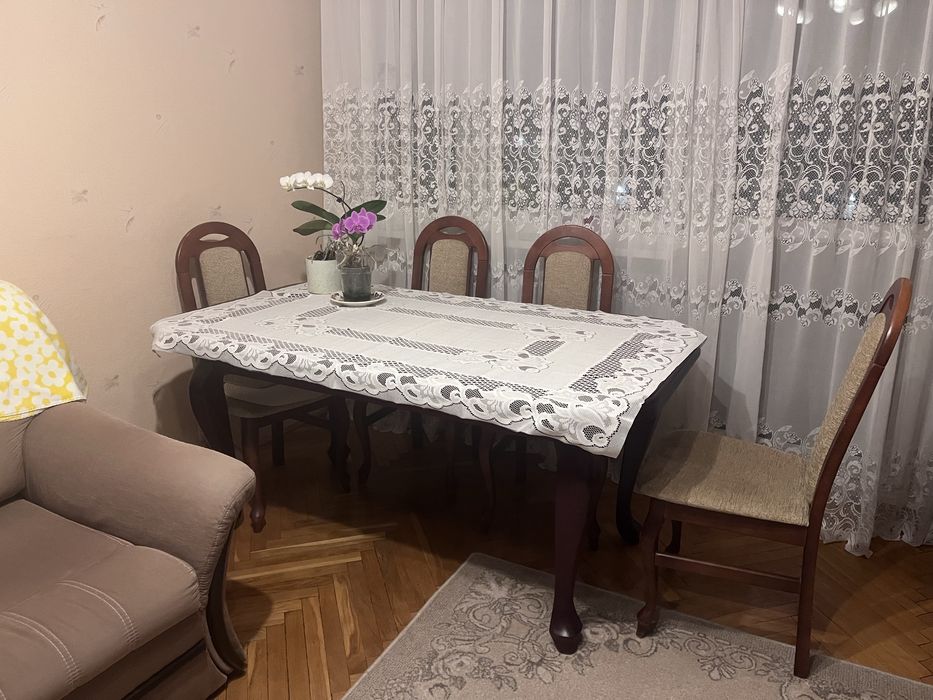 Duży, solidny, piękny drewniany, rozkładany  stół z 8  krzesłami