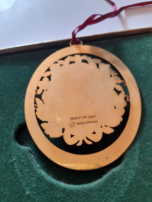 Різдвяна офіційна прикраса Білого дому 1998 року.