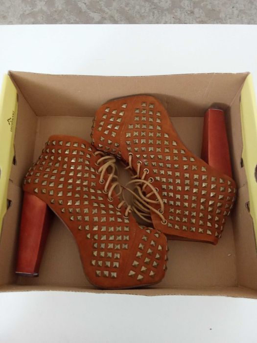 Botim de salto alto em camurça...