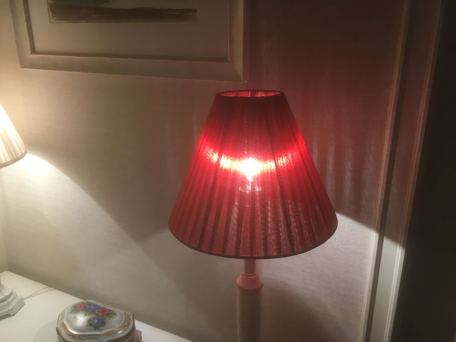 Abajur de cor bordô