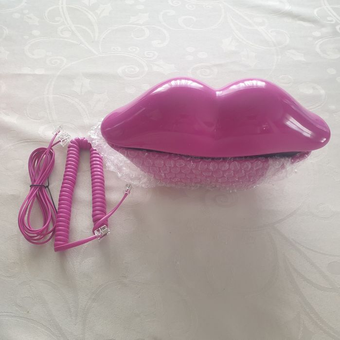Telefone analógico cor de rosa em forma de lábios