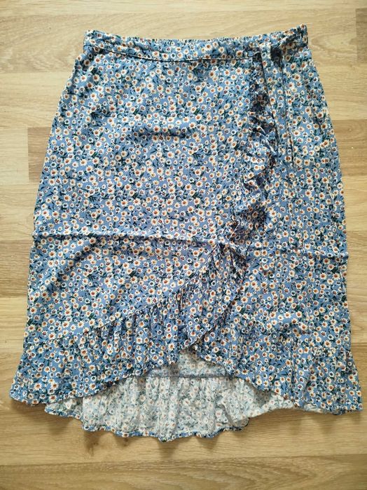 Spódnica damska z falbanką z przodu. Rozmiar 38