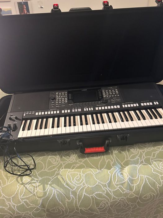 YAMAHA PSR S-775 professional arranger keyboard