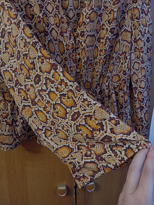 Zwiewna koszula z szerokimi rękawami, w cętki, skóra węża, Mango