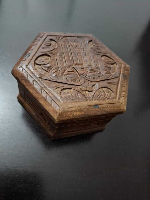Porta-joias e madeira esculpida à mão, com formato hexagonal