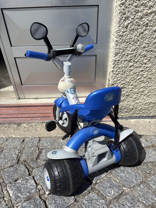 Triciclo com pedais