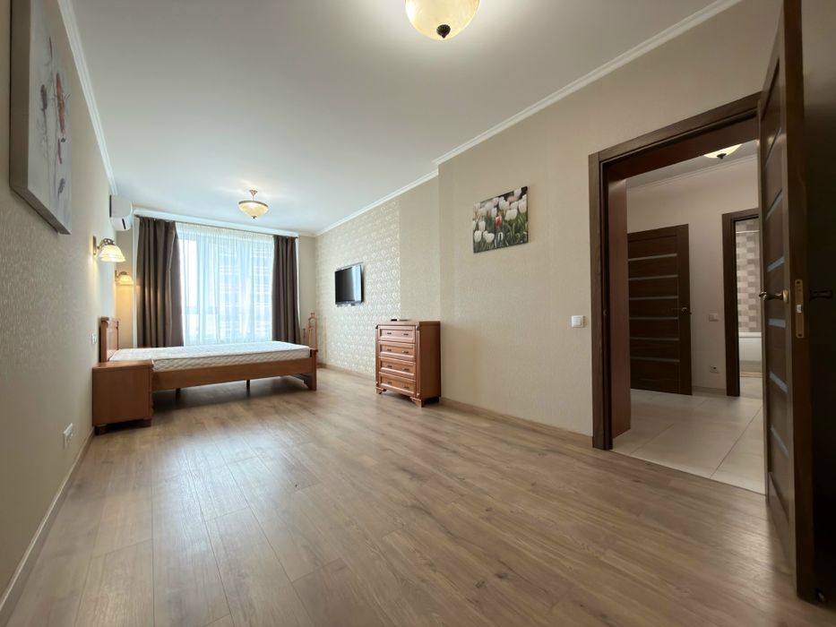 Глушкова 9в, біля Виставкового центру, 1 кімнатна 54м2, є генератор