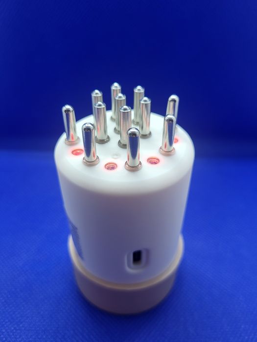 Elektroniczny aplikator do masażu skóry głowy z pojemnikiem na olejek