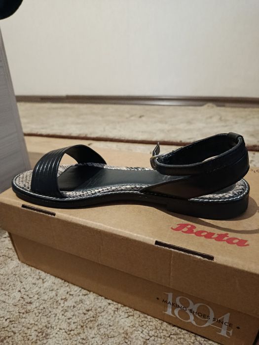 Продам жіночі шкіряні босоніжки Bata р.39
