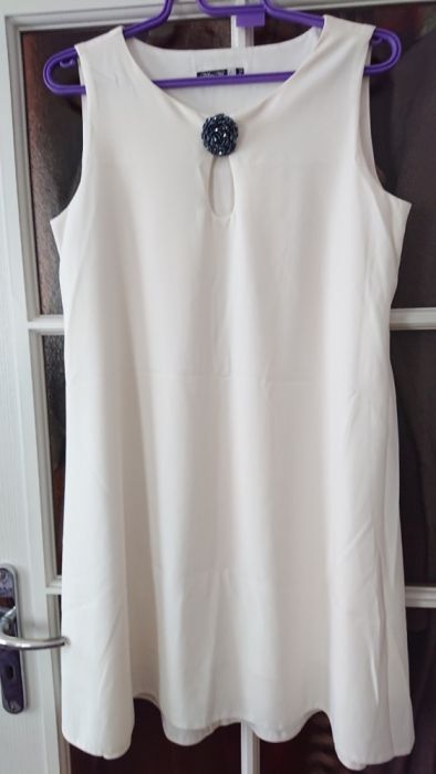 Sukienka ecru z broszką