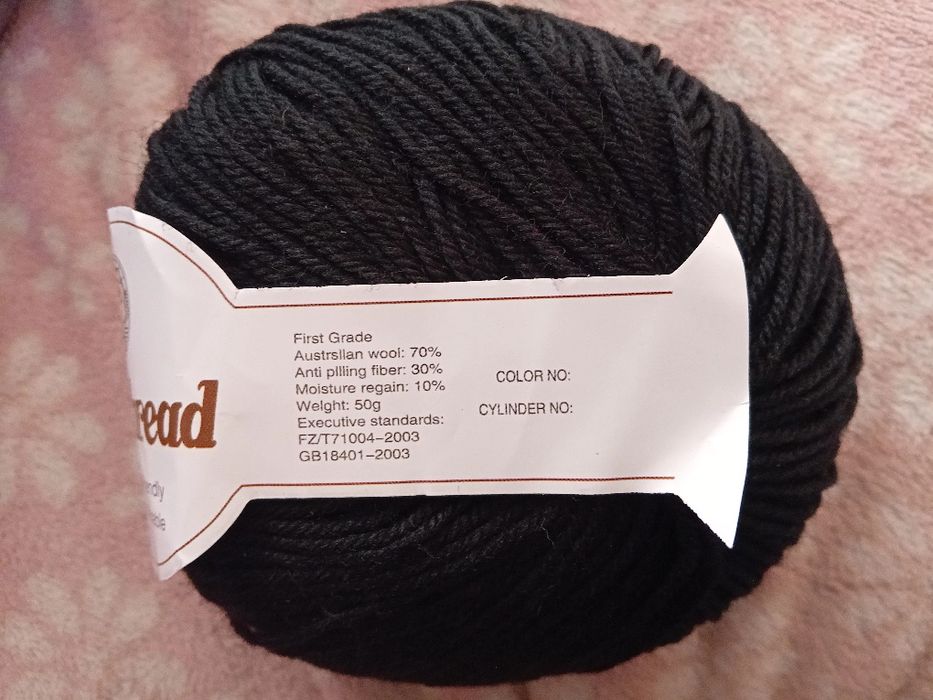 Czarna włóczka 70% wełna australijska.