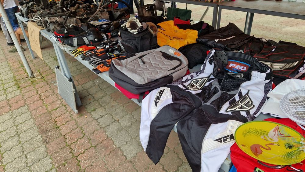 Ubrania na rower, kompresory klimatyzacji itp.