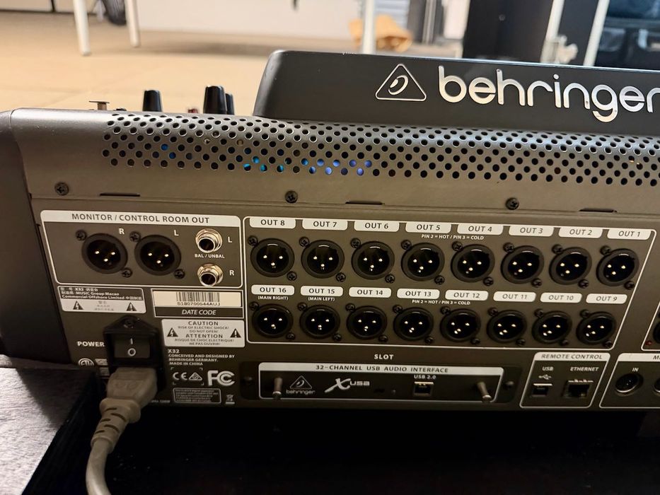 Behringer X32 + case