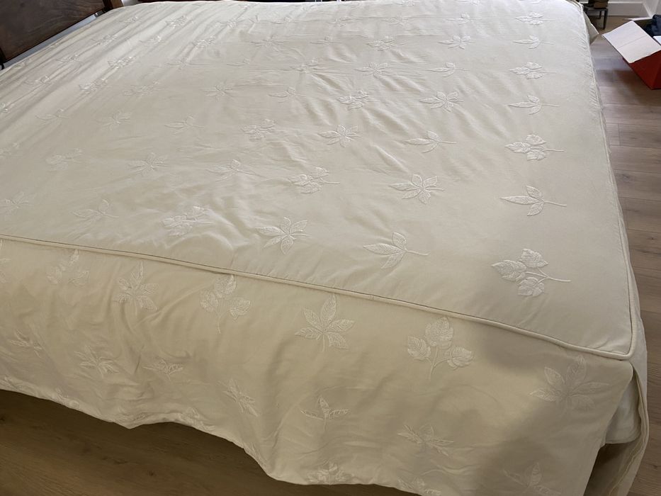 Coberta de cama de casal e rolo decorativo