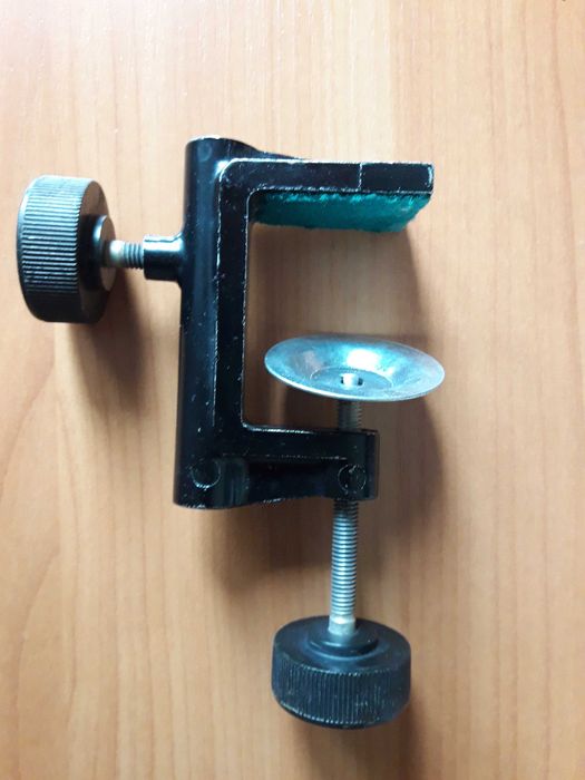 Струбцина крепление настольной инженерной лампы ,микрофона и др.