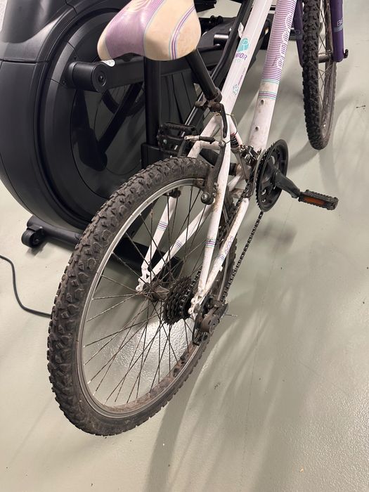 Bicicleta de criança - menina com muito pouco uso.