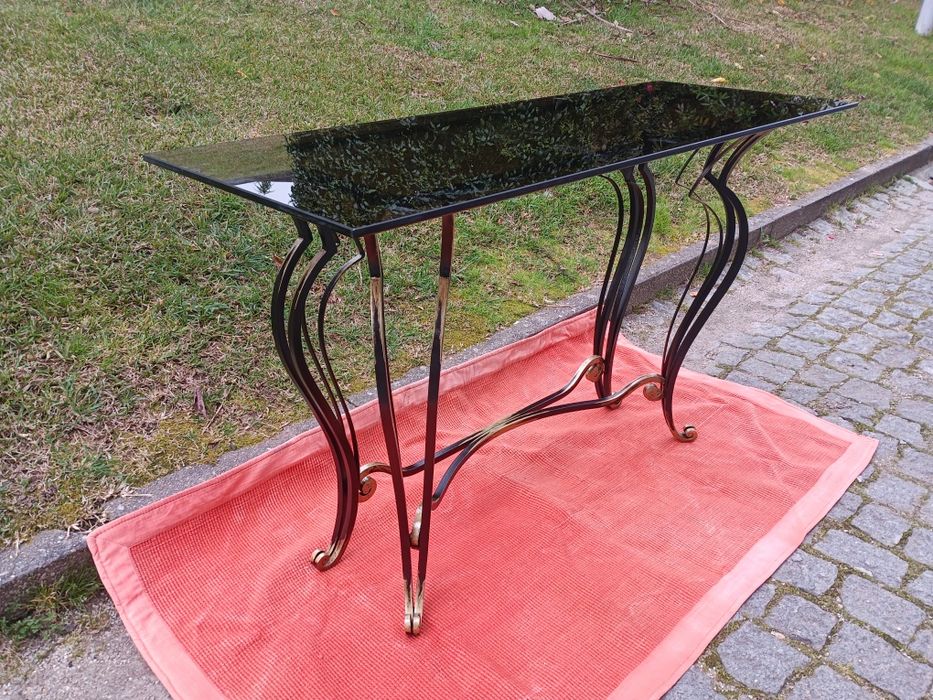 Belíssima mesa de apoio estilo vintage, estrutura em ferro fundido, tampo em vidro grés.
Medidas: 120/45/75cm altura