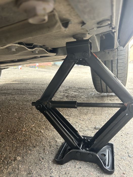 Домкрат на електрички Toyota BZ4X BYD Song Tang Tesla Y X VW ID 4 5 6