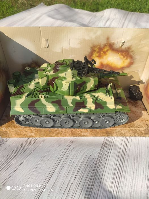 Танк іграшковий великий