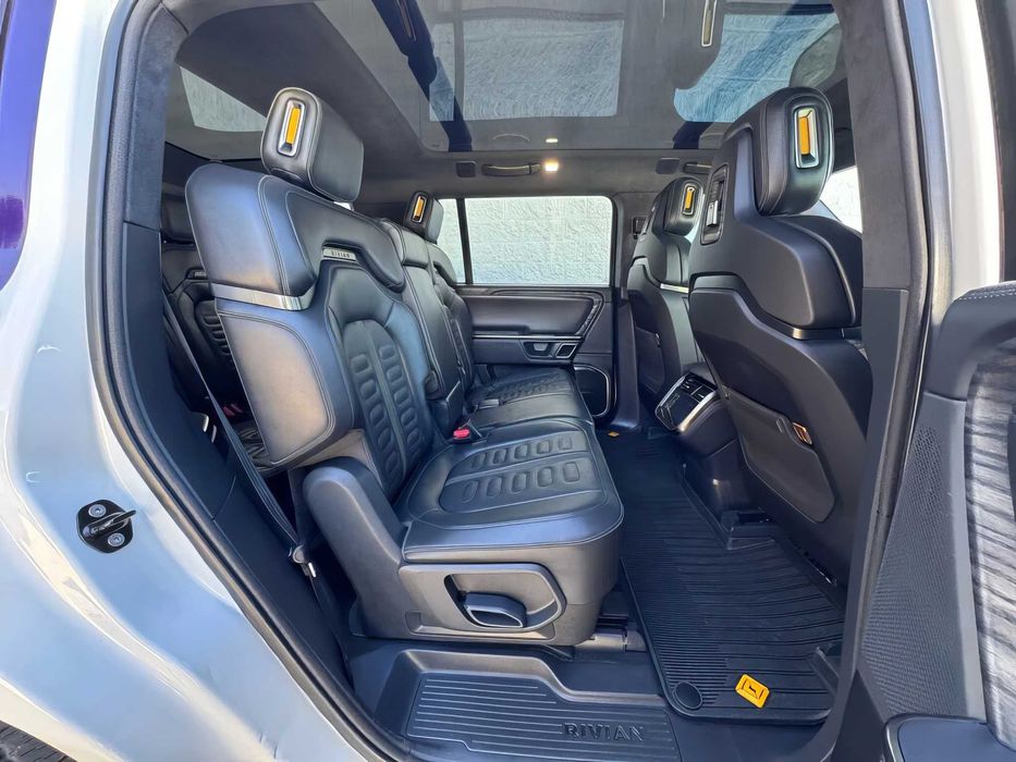 Rivian R1S      2022