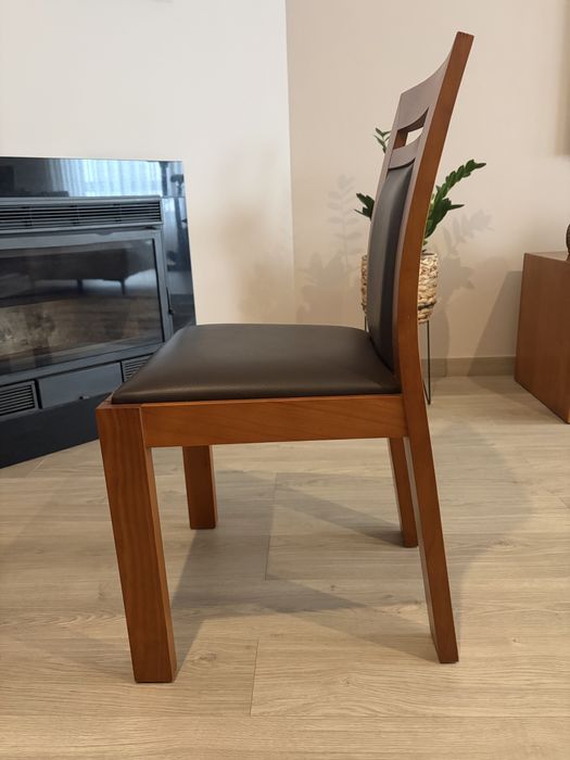 Tenho 4 cadeiras de mesa de jantar da marca cerne