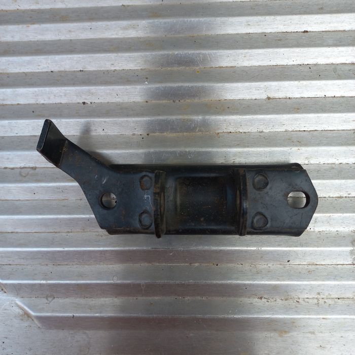 Кронштейн переднего амортизатора