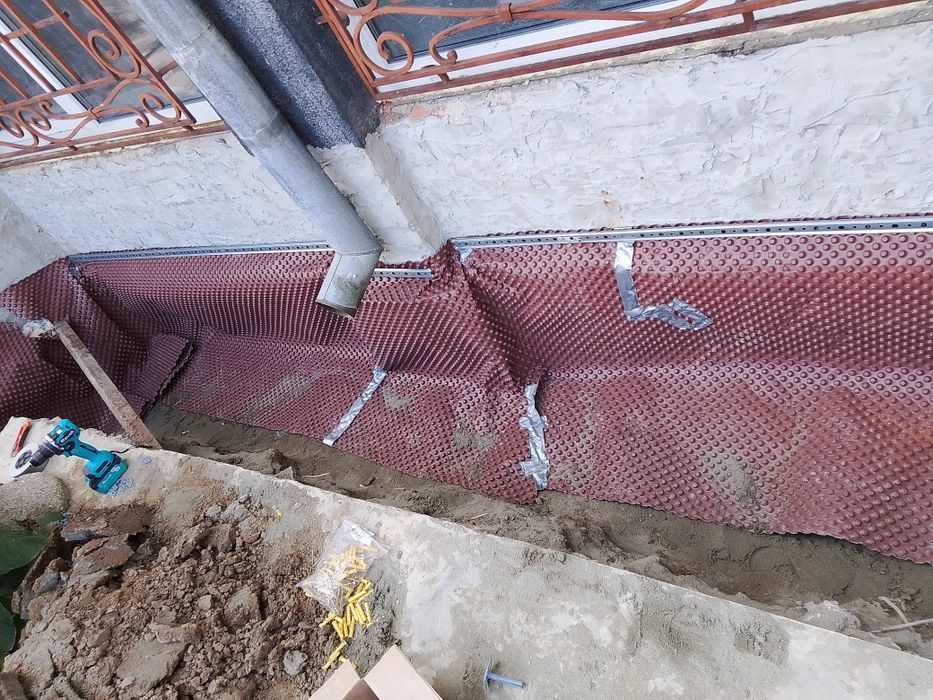 Будівельні роботи: фундамент, гідроізоляція, паркан, стіни .