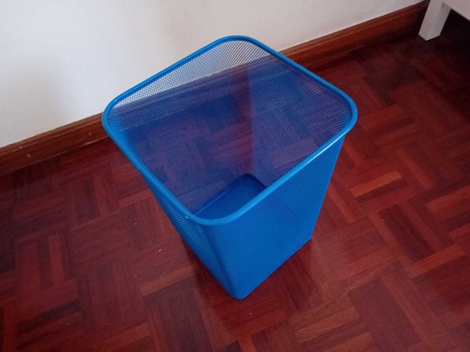 Cesto de papéis metálico azul IKEA