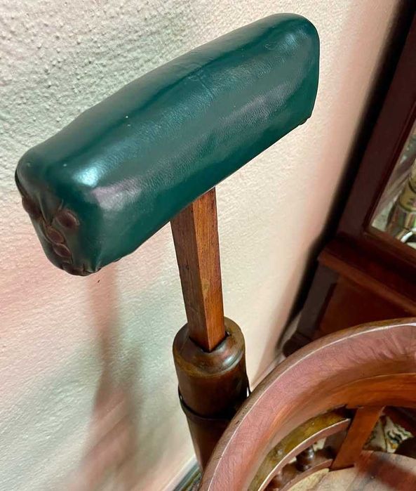 Cadeira de barbeiro antiga em madeira com suporte de cabeça original