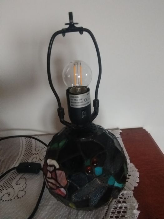 Lampa witrażowa w stylu Tiffany – róże i ważka – piękna dekoracja
