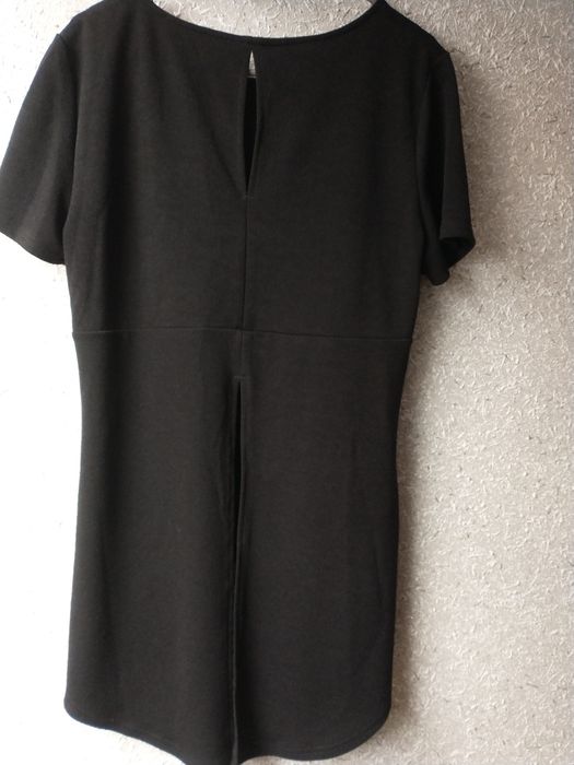 Czarna tunika z rozcięciem