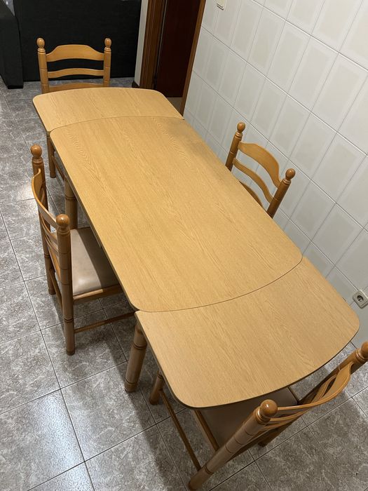 Mesa em madeira em ótimo estado