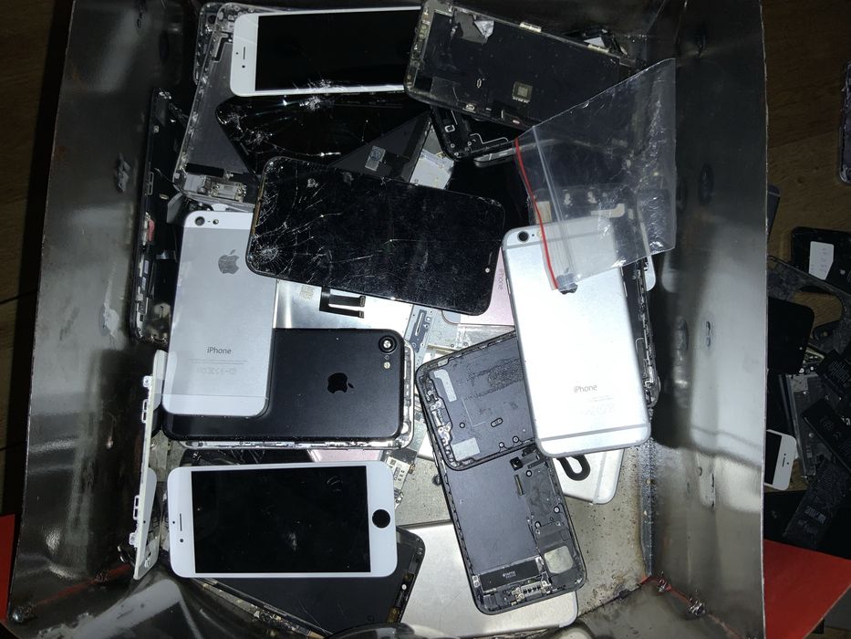 Лот Iphone запчастини.