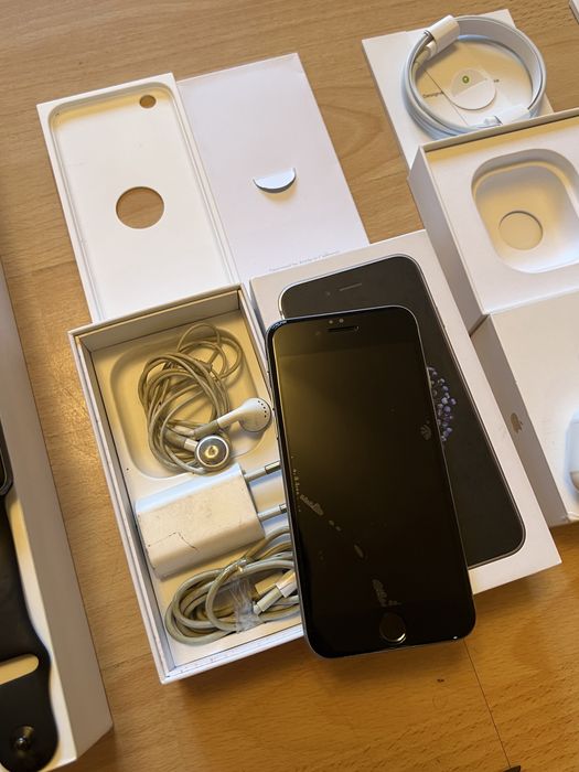 НЕДОРОГО ЛОТ Apple iPhone 6, AirPods, Watch (айфон часы чехлы провода)