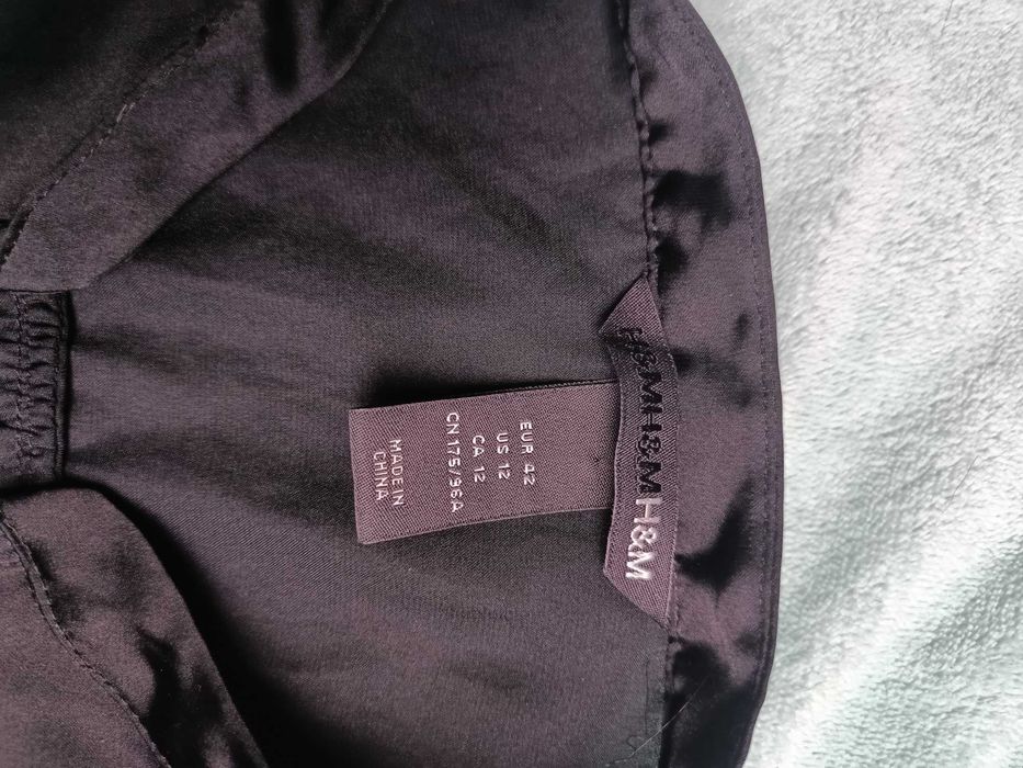 Czarna bluzka H&M r. 42 – elegancka i uniwersalna, idealna na imprezę