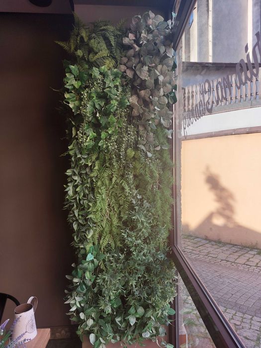 ścianki ze sztucznych kwiatów