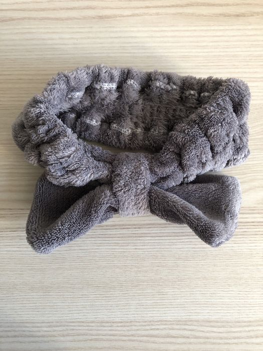 Szara ciemna pluszowa opaska kosmetyczna miekka