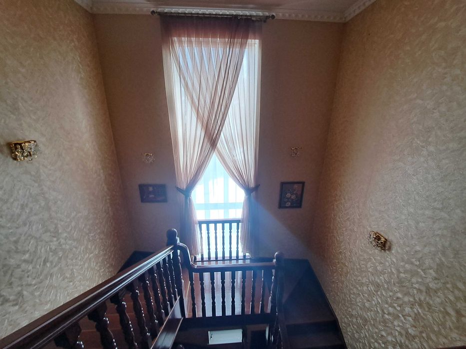 ПРОДАЖ БЕЗ КОМІСІЇ. Триповерховий будинок в с. Гореничі вул Мрії Площа будинку 398,5 кв.м. Ділянка 40 соток з ландшафтним дизайном