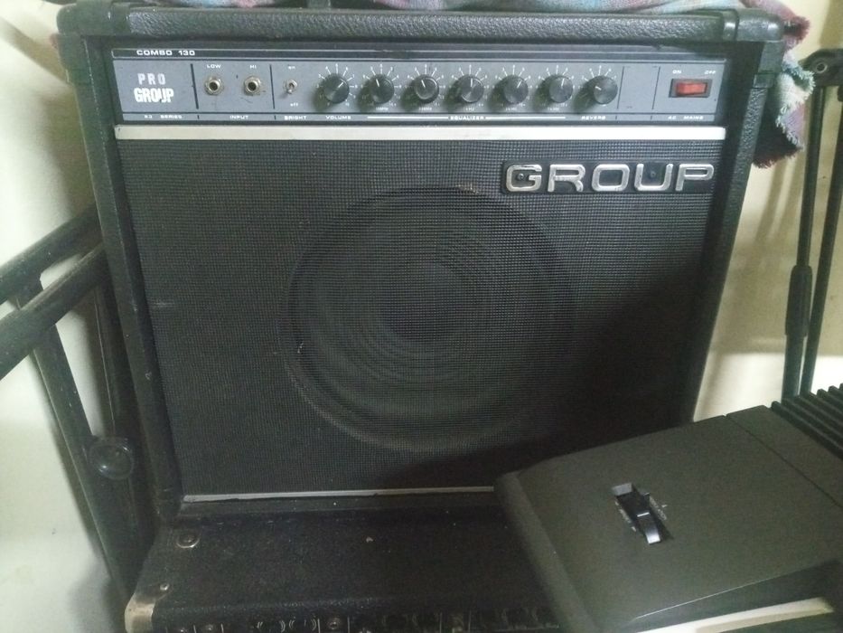 Teclado Roland E-500 com tripé, pedal e coluna