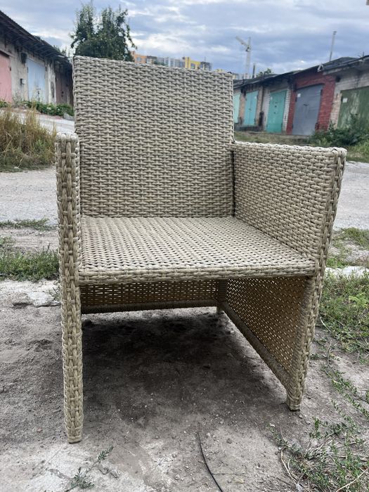 Крісла зі штучного ротангу